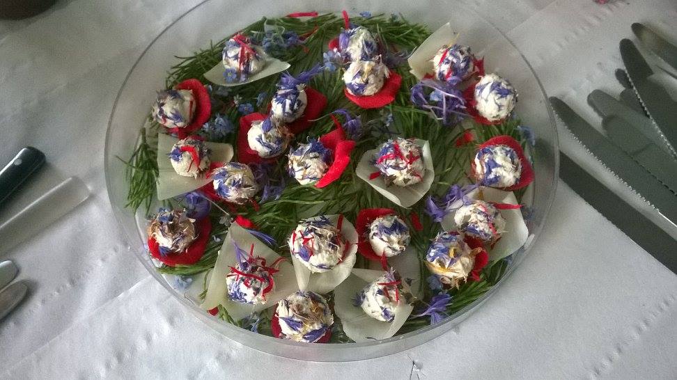 Pétales de fleurs, pistils et fromage